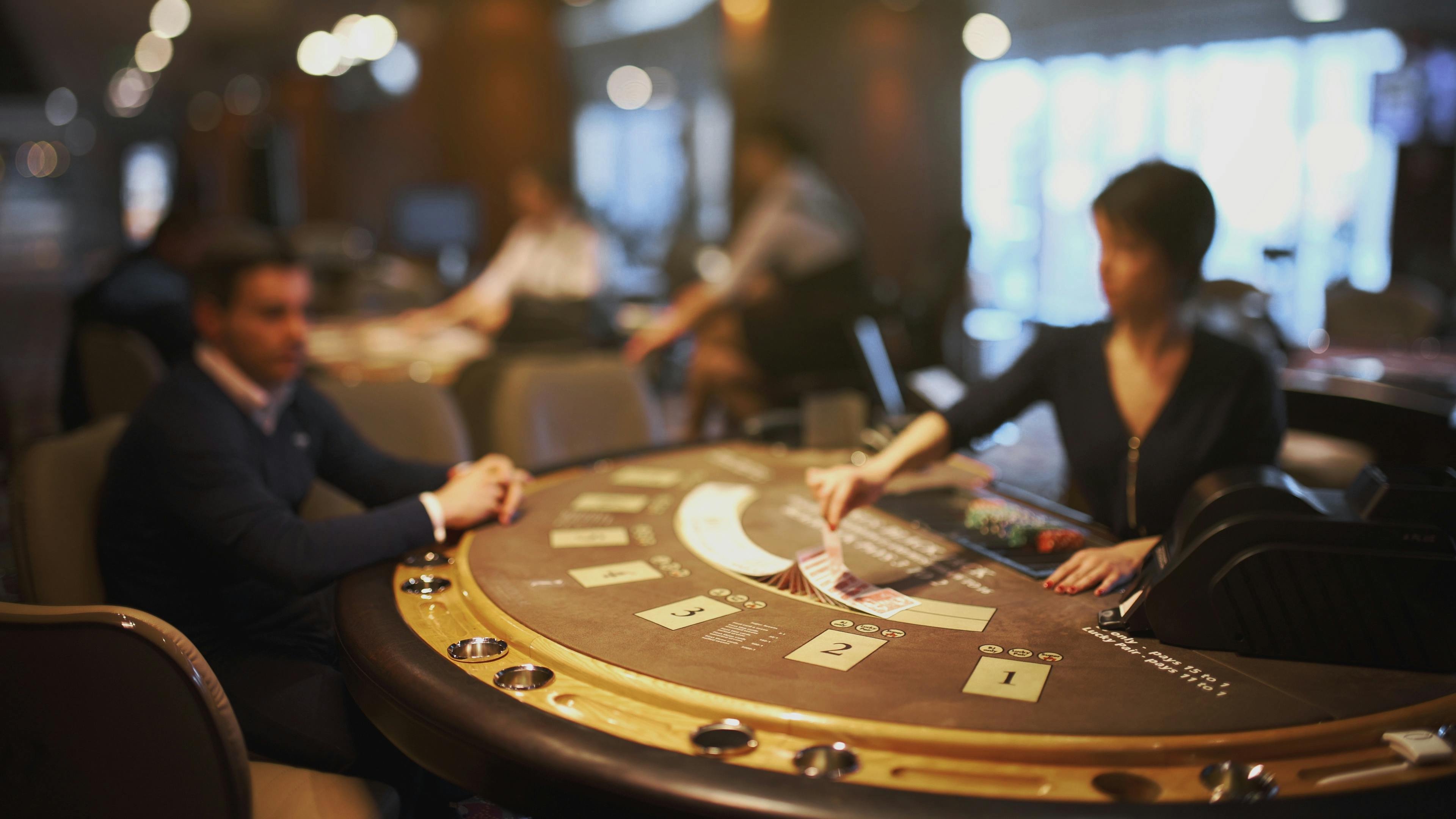 lv777 စလော့ဂိမ်း PG Soft Pragmatic Play slot Myanmar ကစားသမားများ phone ဖြင့်ကစားနေသောပုံ